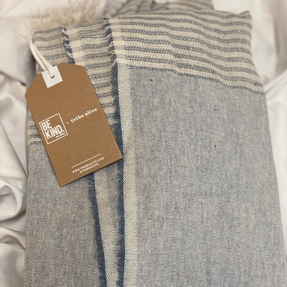 NEW - Be Kind Scarf - Picture 8 of 9